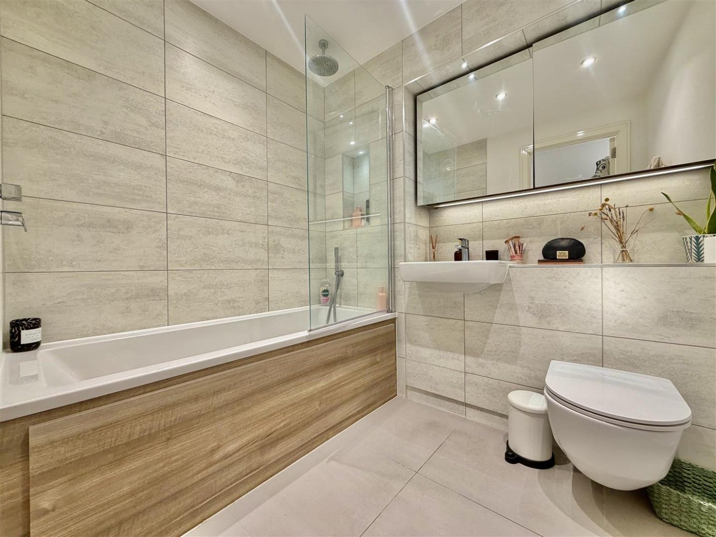 Flat Healum Avenue in Greater London