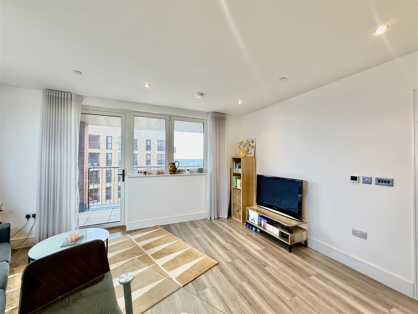 Flat Healum Avenue in Greater London