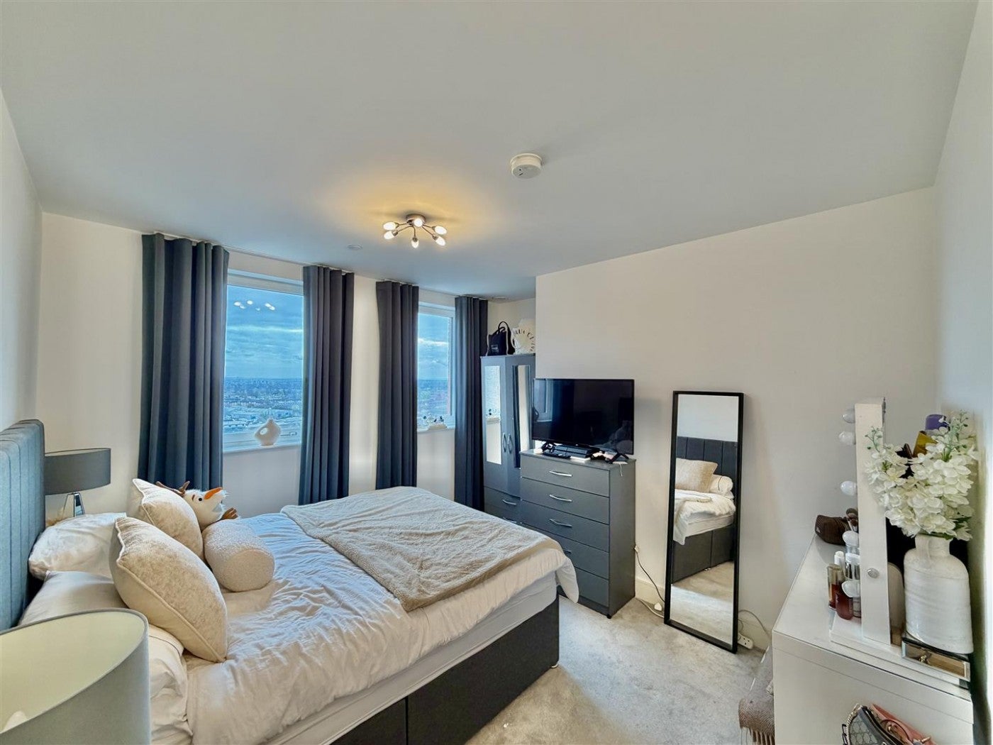 Flat Healum Avenue in Greater London