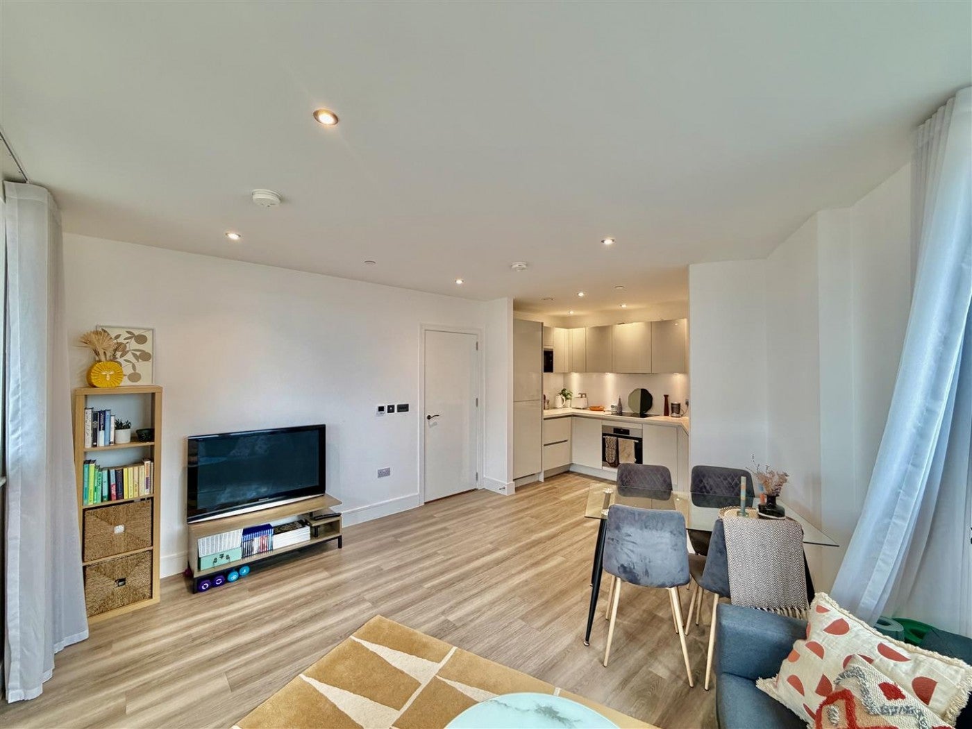 Flat Healum Avenue in Greater London
