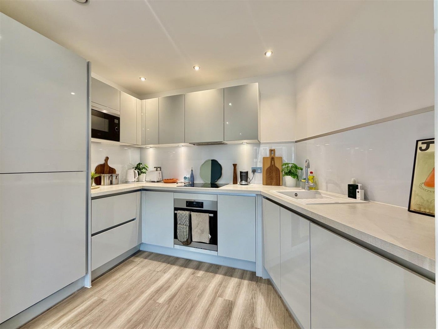 Flat Healum Avenue in Greater London