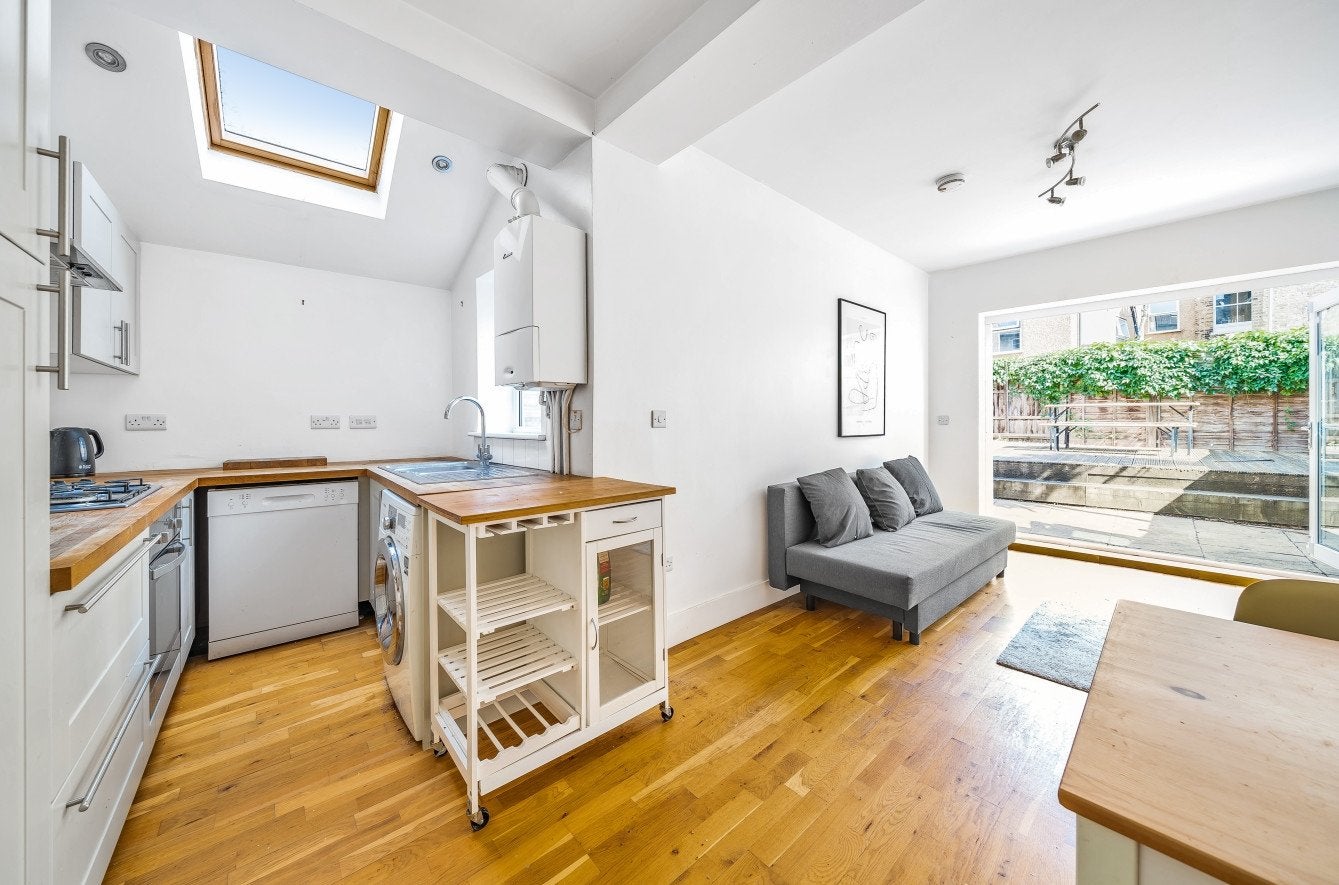 Flat Mandela Street in Greater London