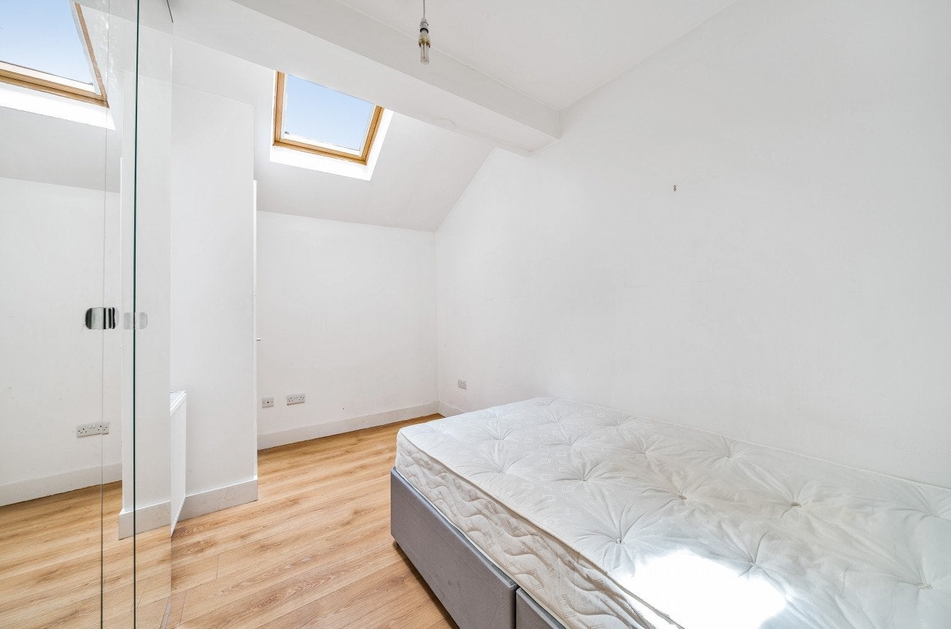 Flat Mandela Street in Greater London