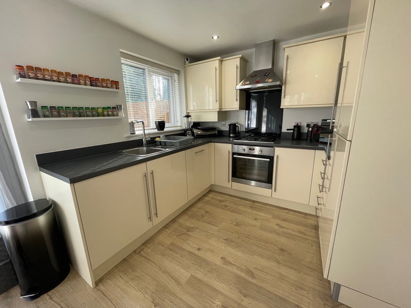 Room Beech Tree Avenue in Leeds