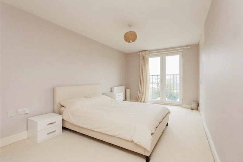 Room Armstrong Road in Greater London