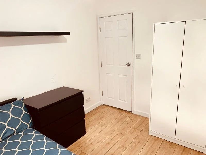 Room East India Dock Road in Greater London