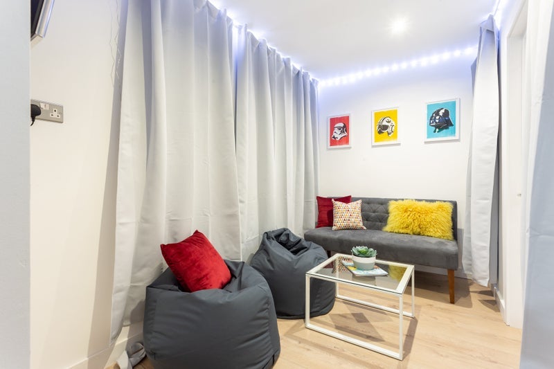 Room Robertson Street in Greater London