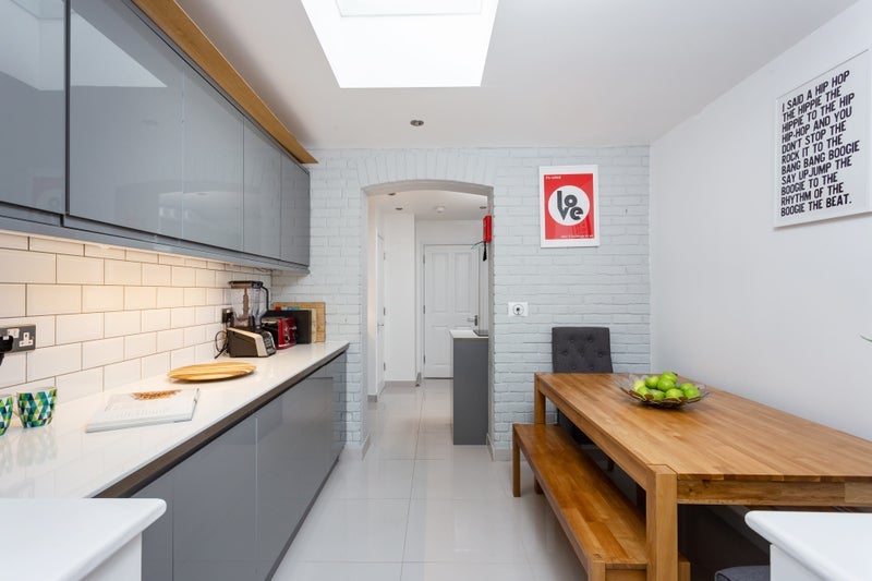 Room Robertson Street in Greater London