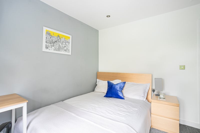 Room Robertson Street in Greater London