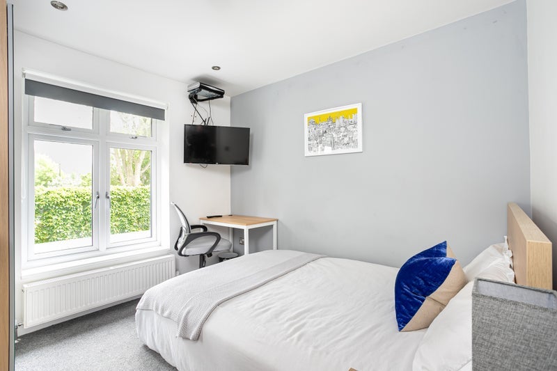 Room Robertson Street in Greater London