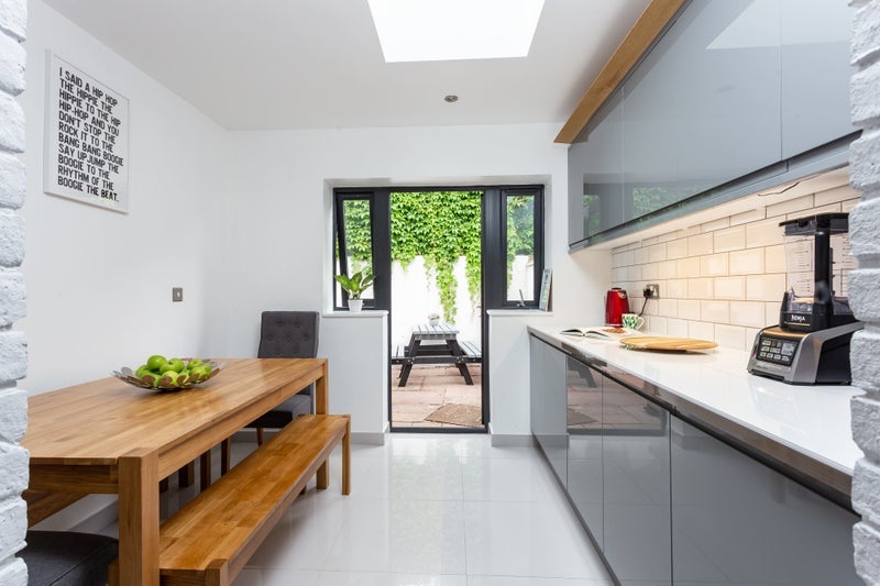 Room Robertson Street in Greater London