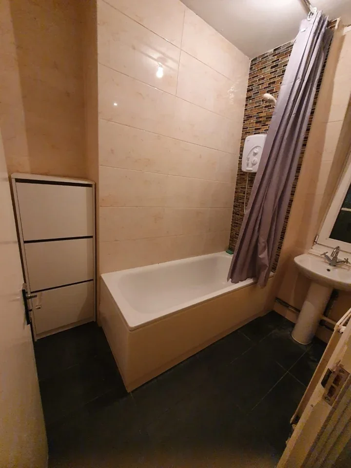 Room Twine Court in Greater London