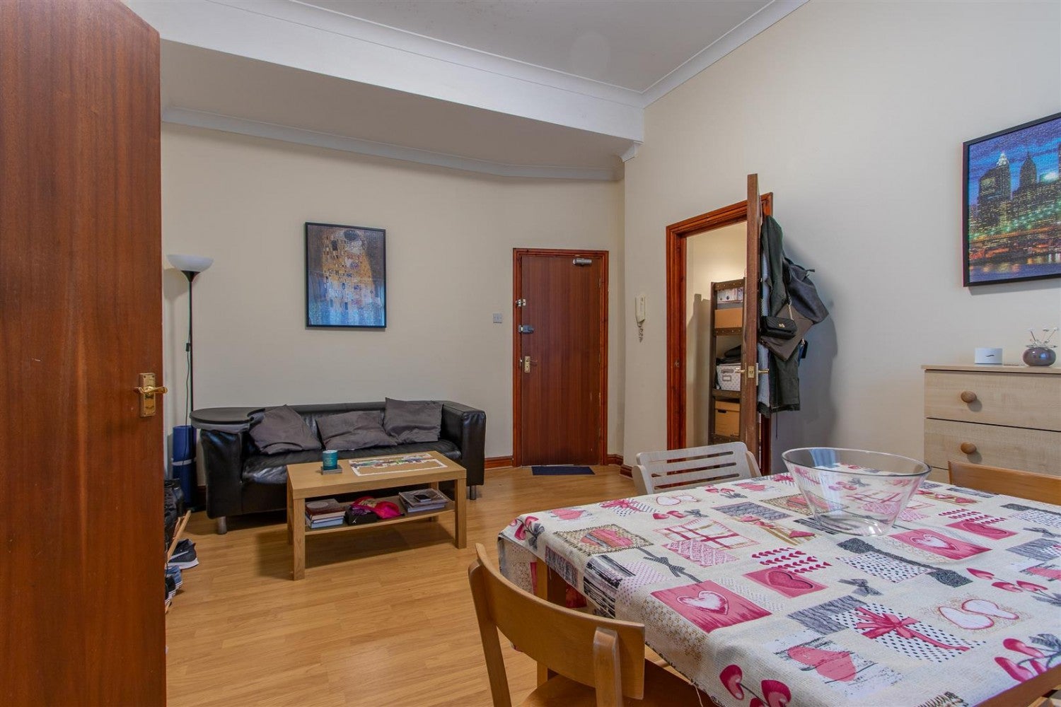 Flat Richmond Crescent in Cardiff
