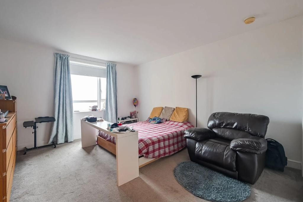 Flat Westferry Circus in Greater London