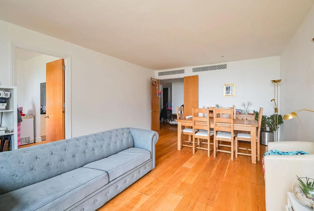 Flat Westferry Circus in Greater London