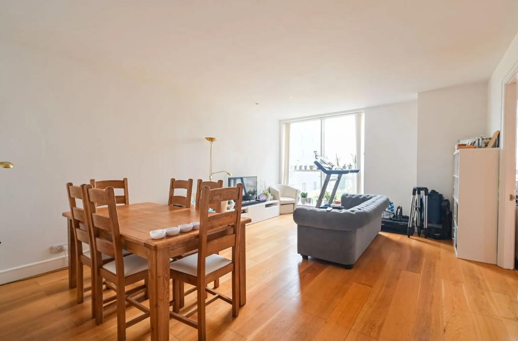 Flat Westferry Circus in Greater London