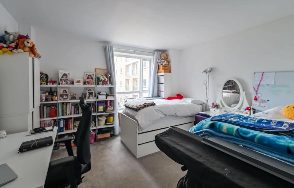 Flat Westferry Circus in Greater London