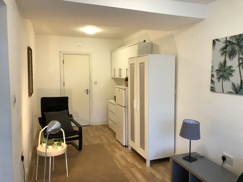 Room Clarendon Gardens in Greater London