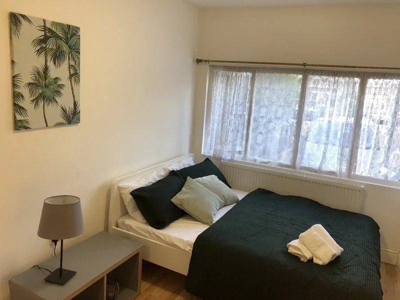 Room Clarendon Gardens in Greater London