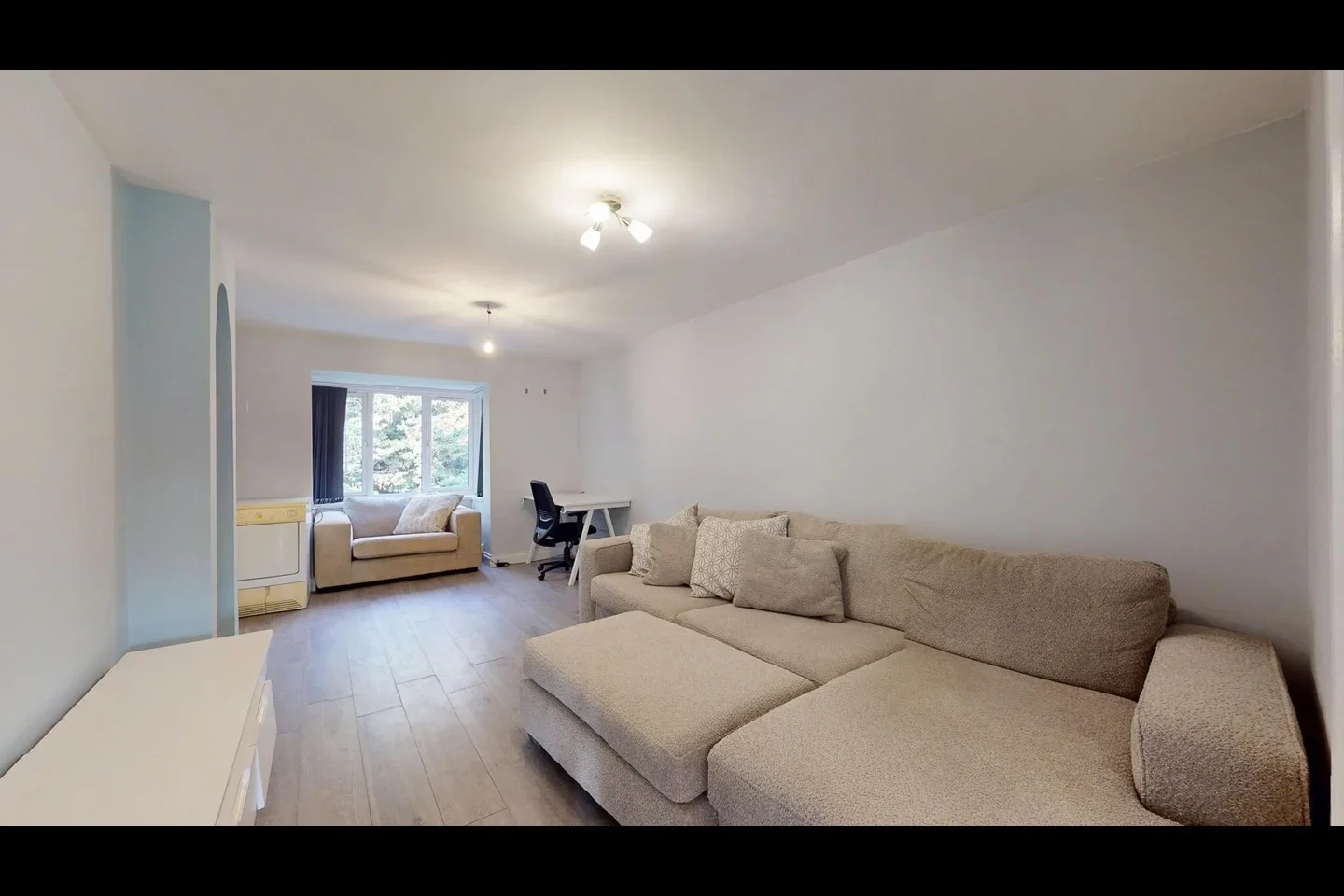 Flat Harp Island Close in Greater London