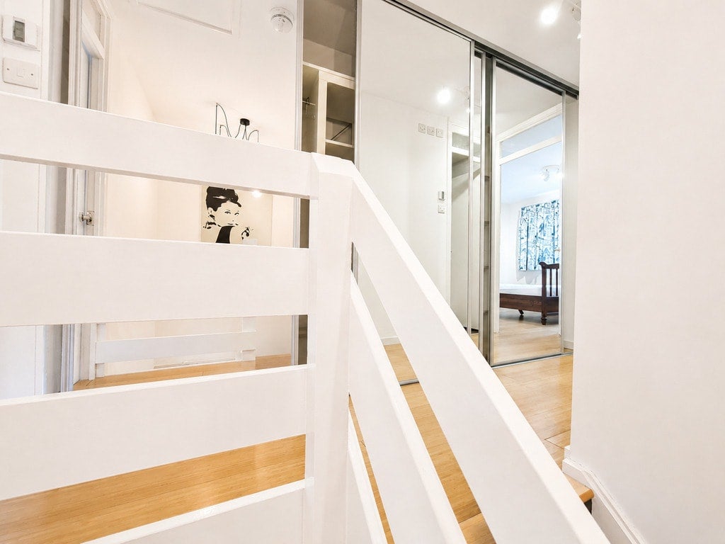 Room Bacon Street in Greater London