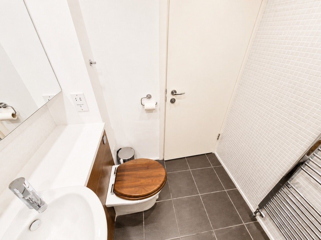 Room Bacon Street in Greater London