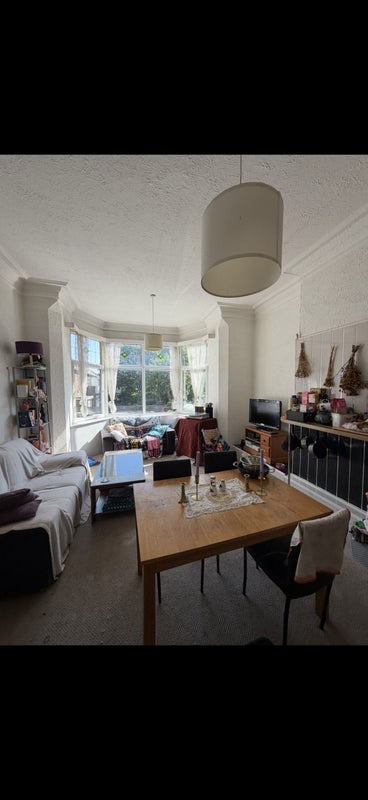 Room Glen Road in Leeds