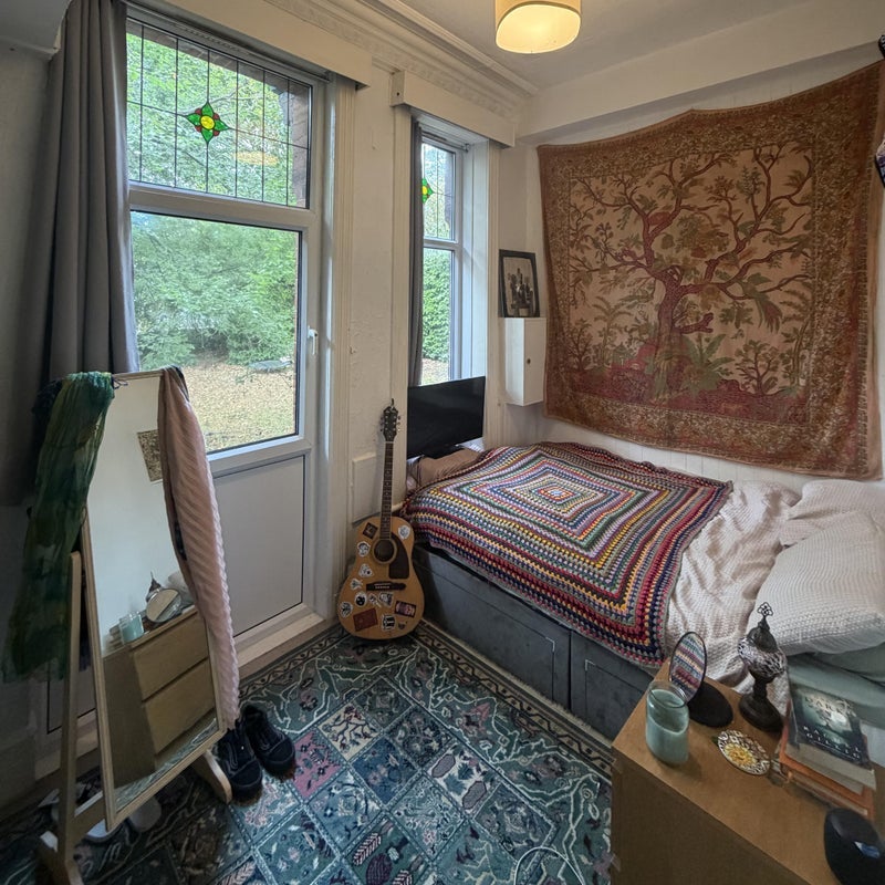 Room Glen Road in Leeds