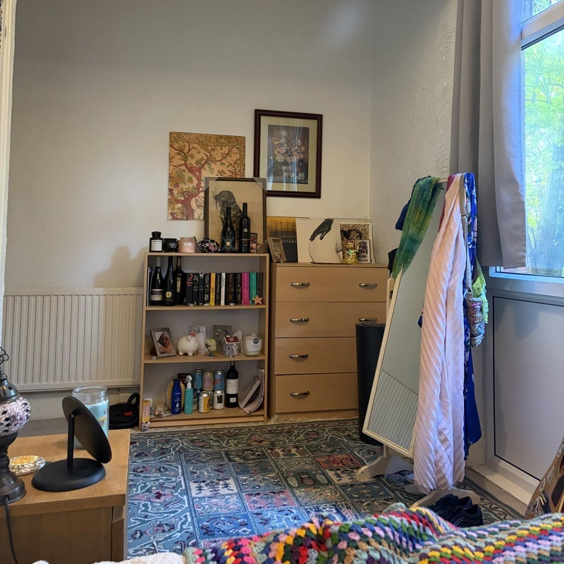 Room Glen Road in Leeds