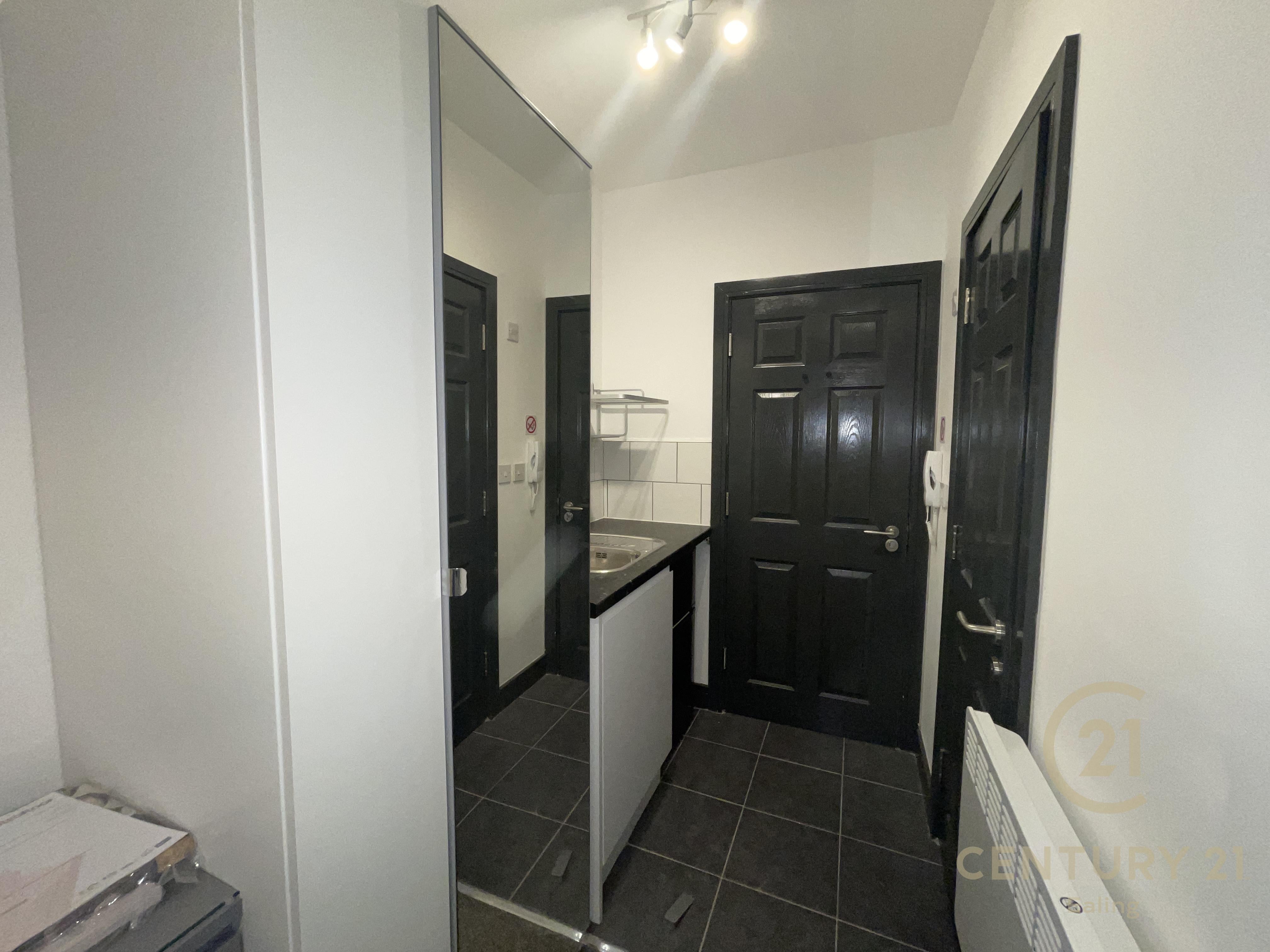 Room Heston Avenue in Greater London