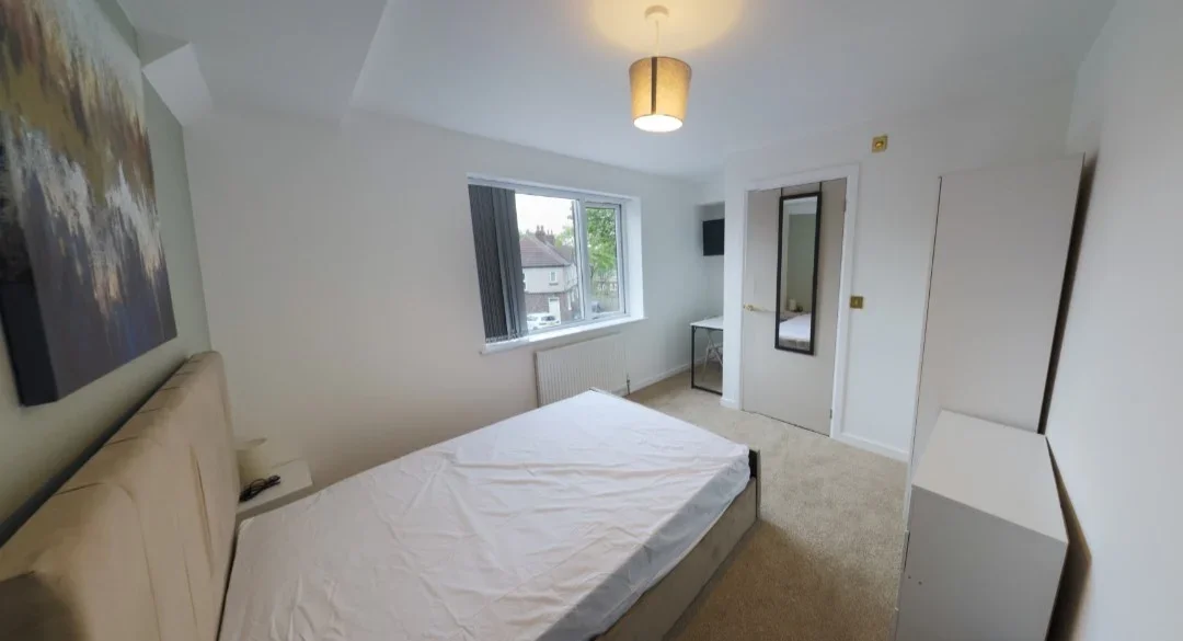 Room Nether Hall Avenue in Kirklees