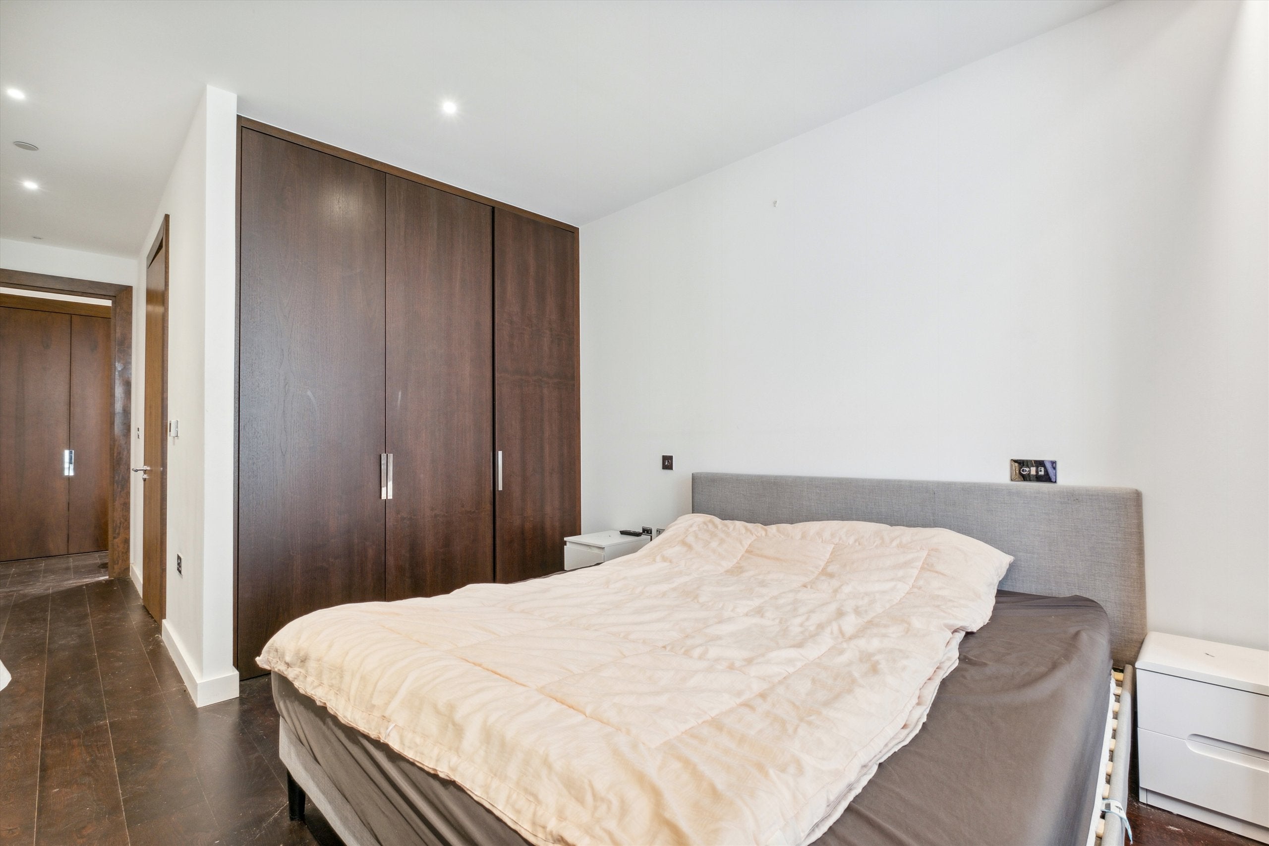 Flat Ponton Road in Greater London