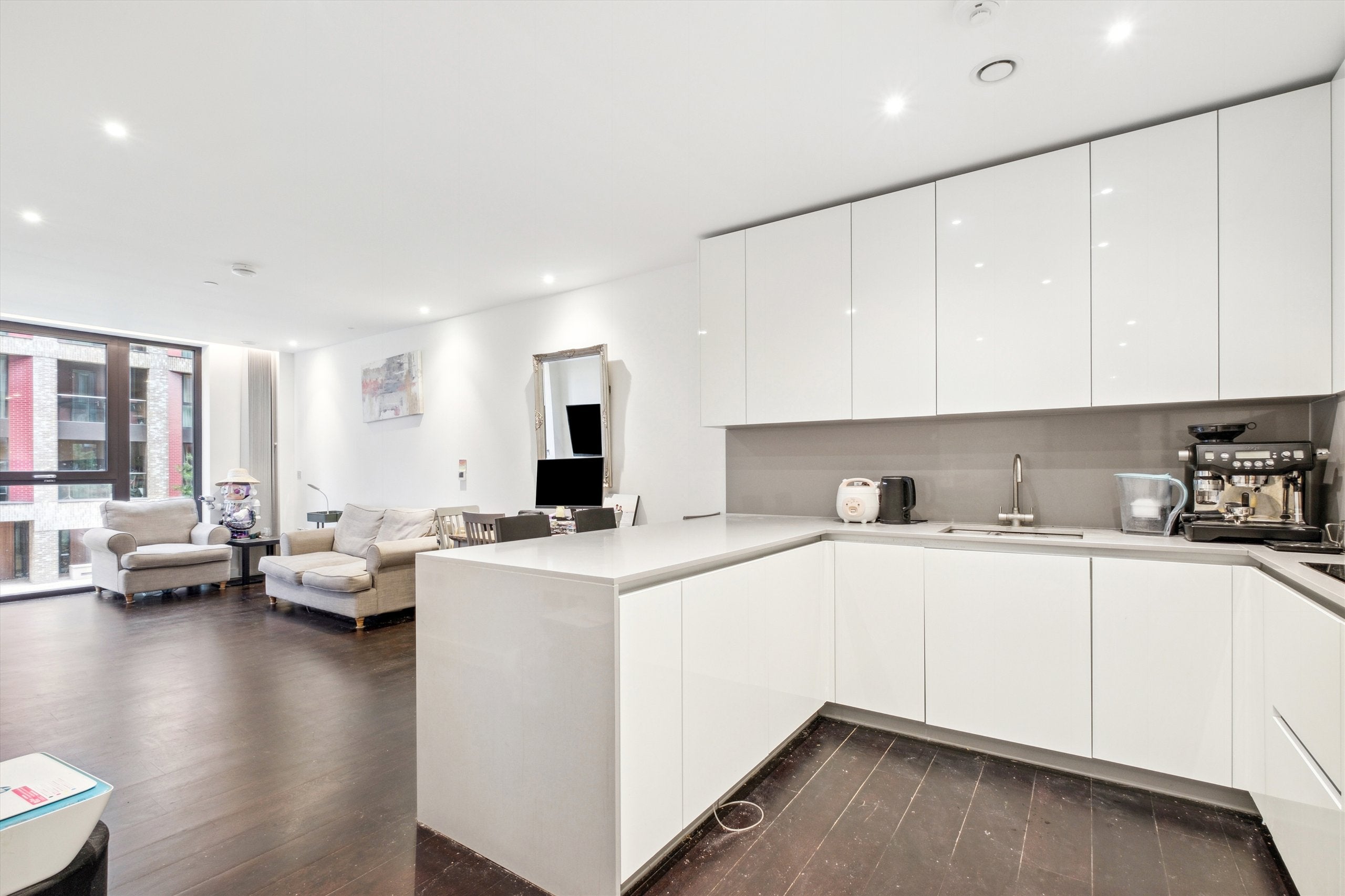 Flat Ponton Road in Greater London