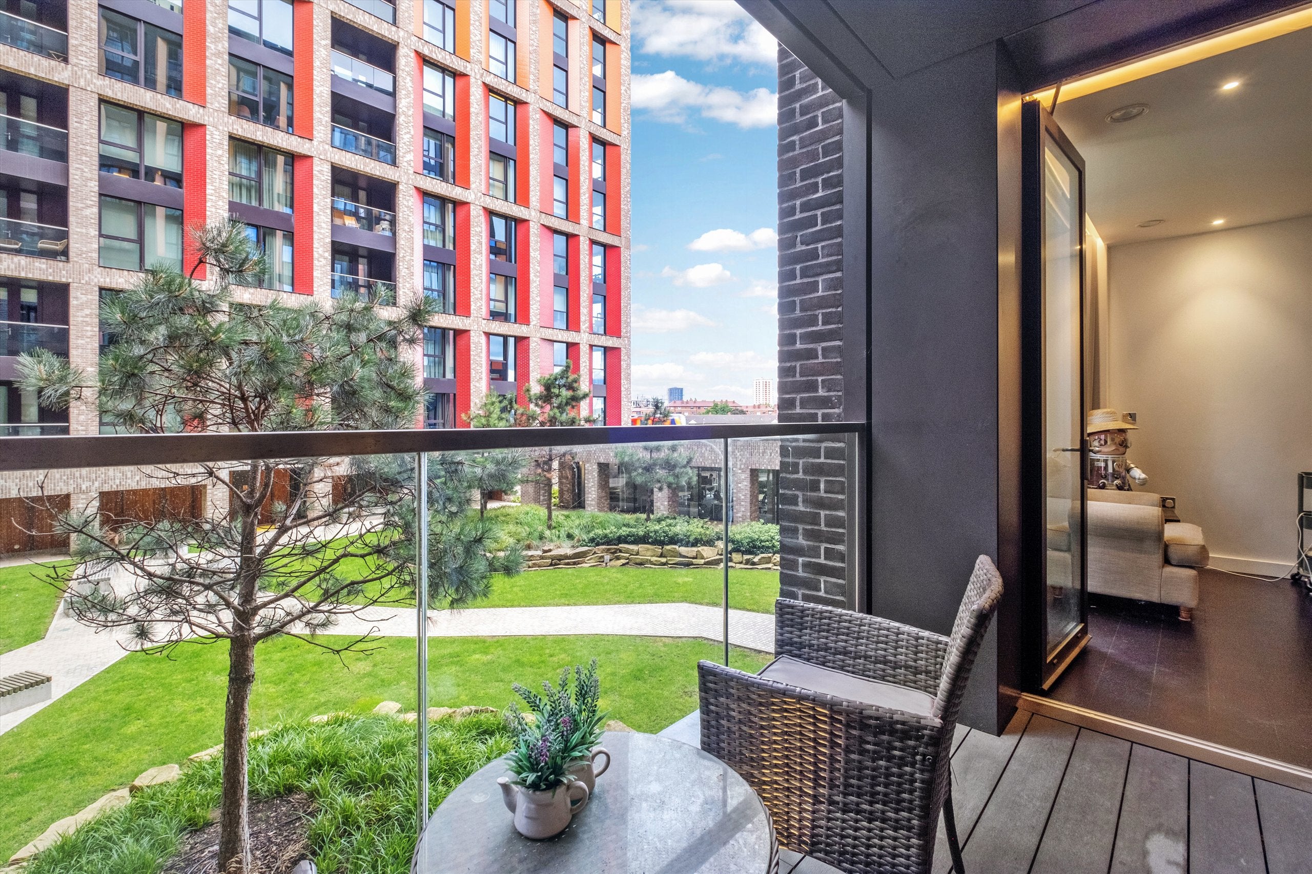 Flat Ponton Road in Greater London