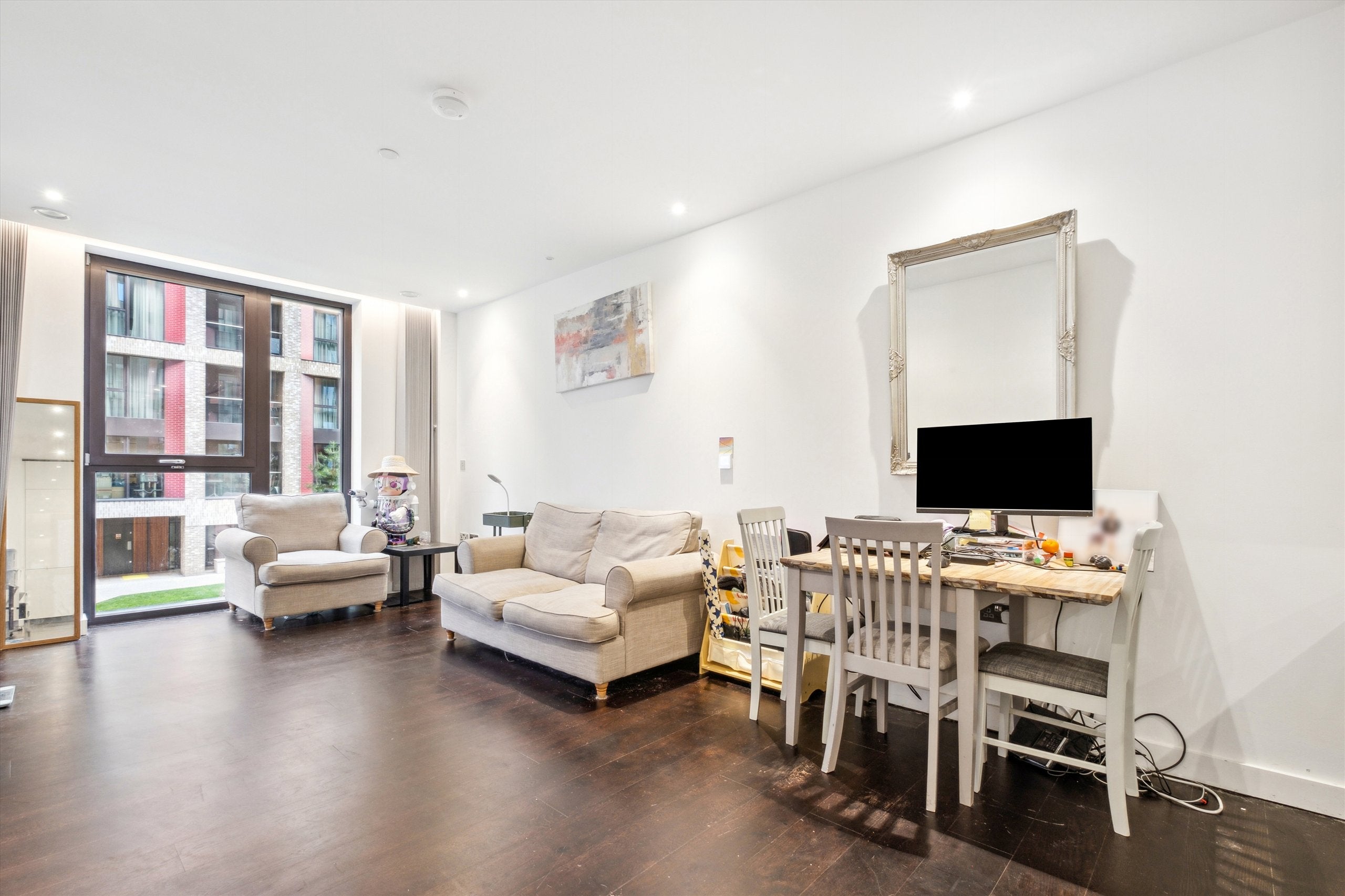 Flat Ponton Road in Greater London
