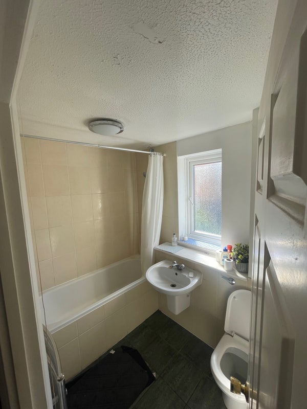 Room Middleton Drive in Greater London