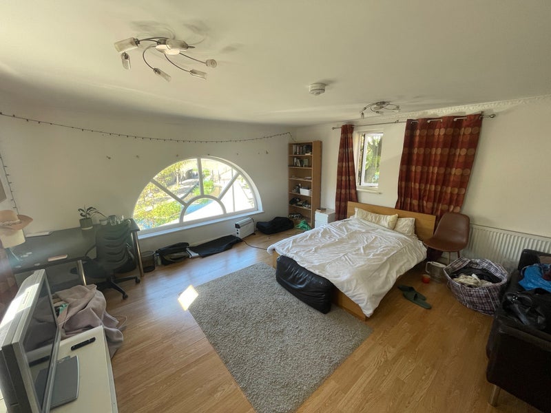 Room Middleton Drive in Greater London