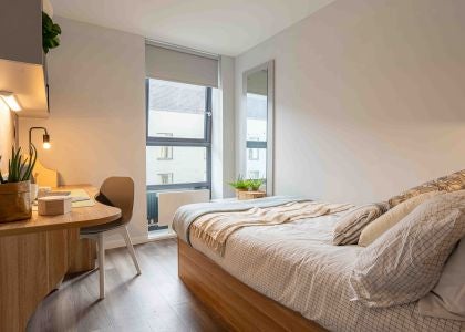 Room Empire Way in Greater London