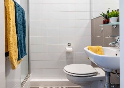 Room Empire Way in Greater London