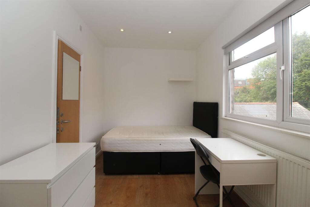 Room Colum Road in Cardiff
