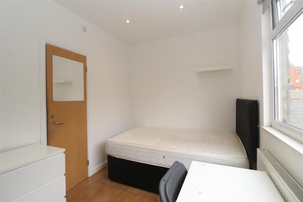 Room Colum Road in Cardiff