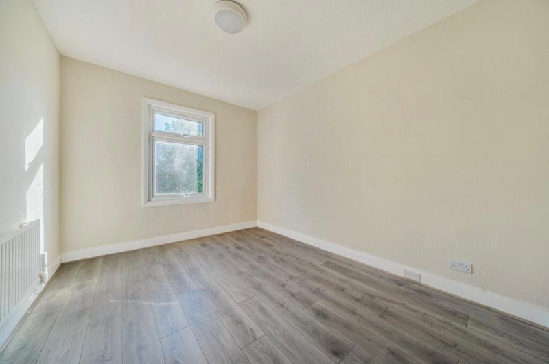 Room Honley Road in Greater London