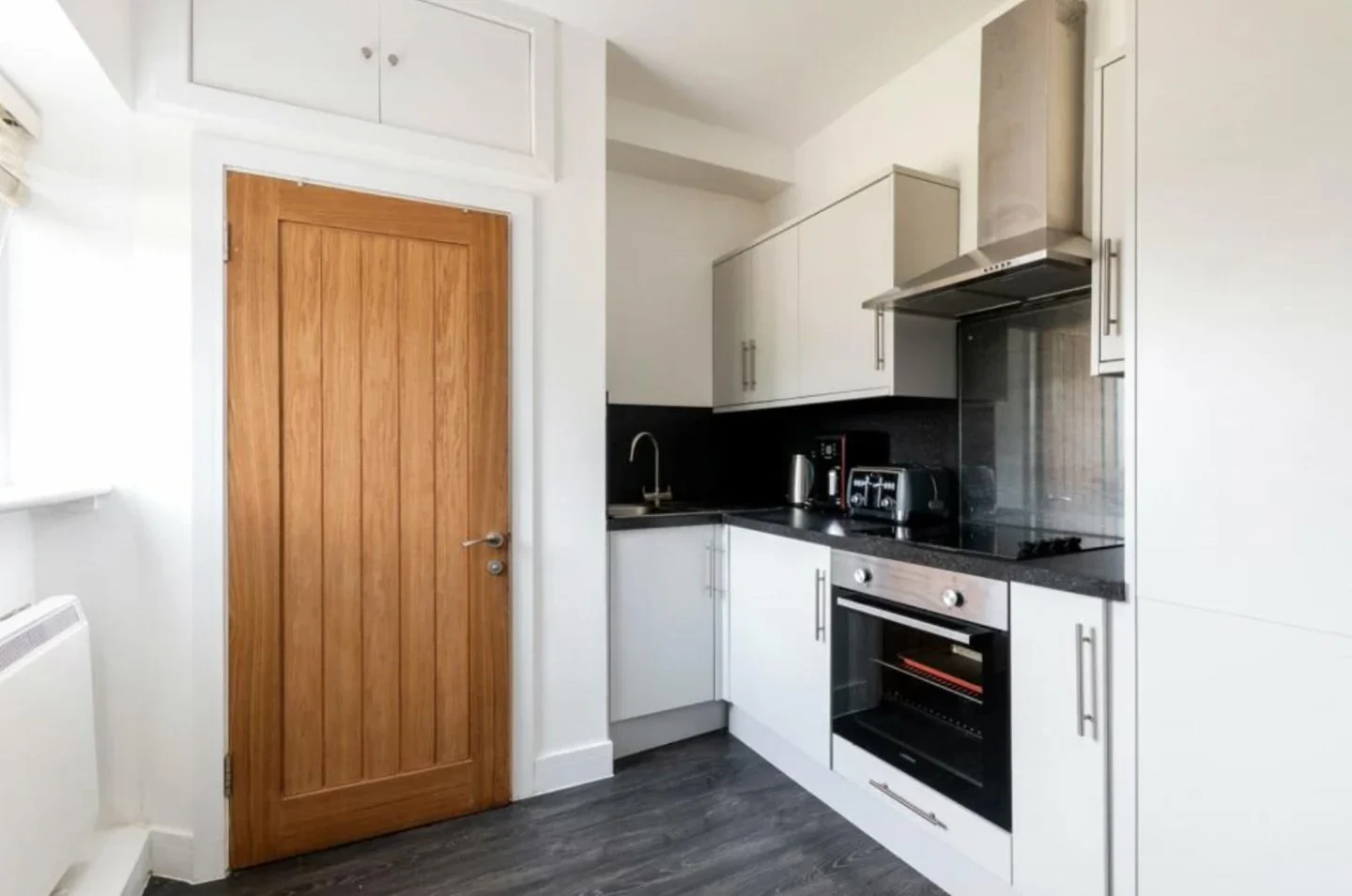 Flat Raglan Road in Woking