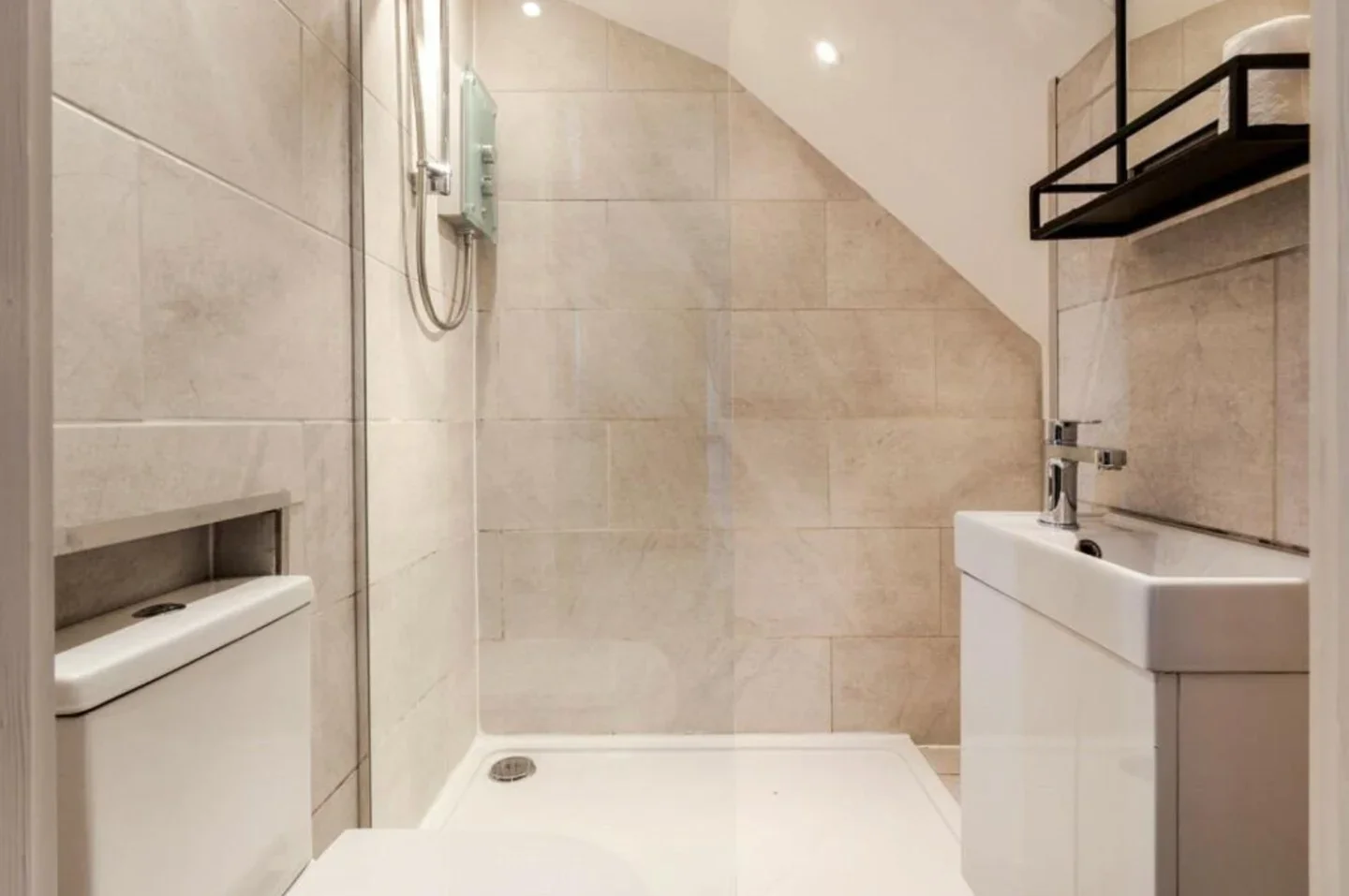 Flat Raglan Road in Woking