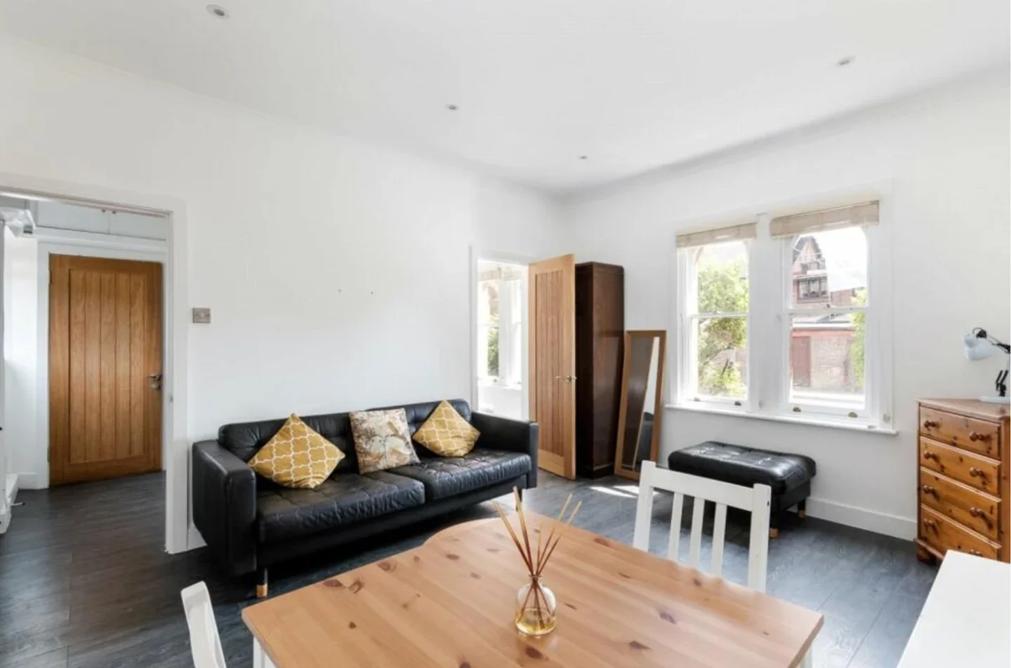 Flat Raglan Road in Woking