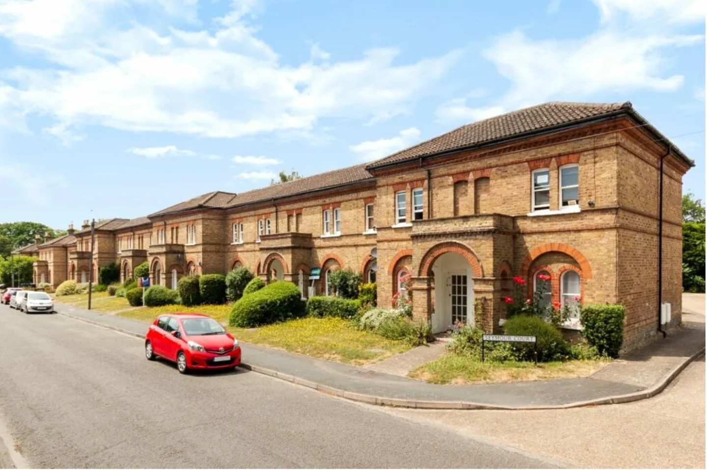 Flat Raglan Road in Woking