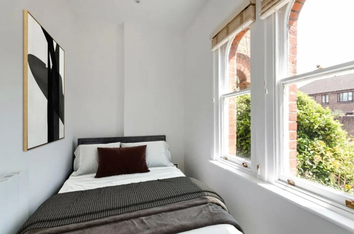 Flat Raglan Road in Woking