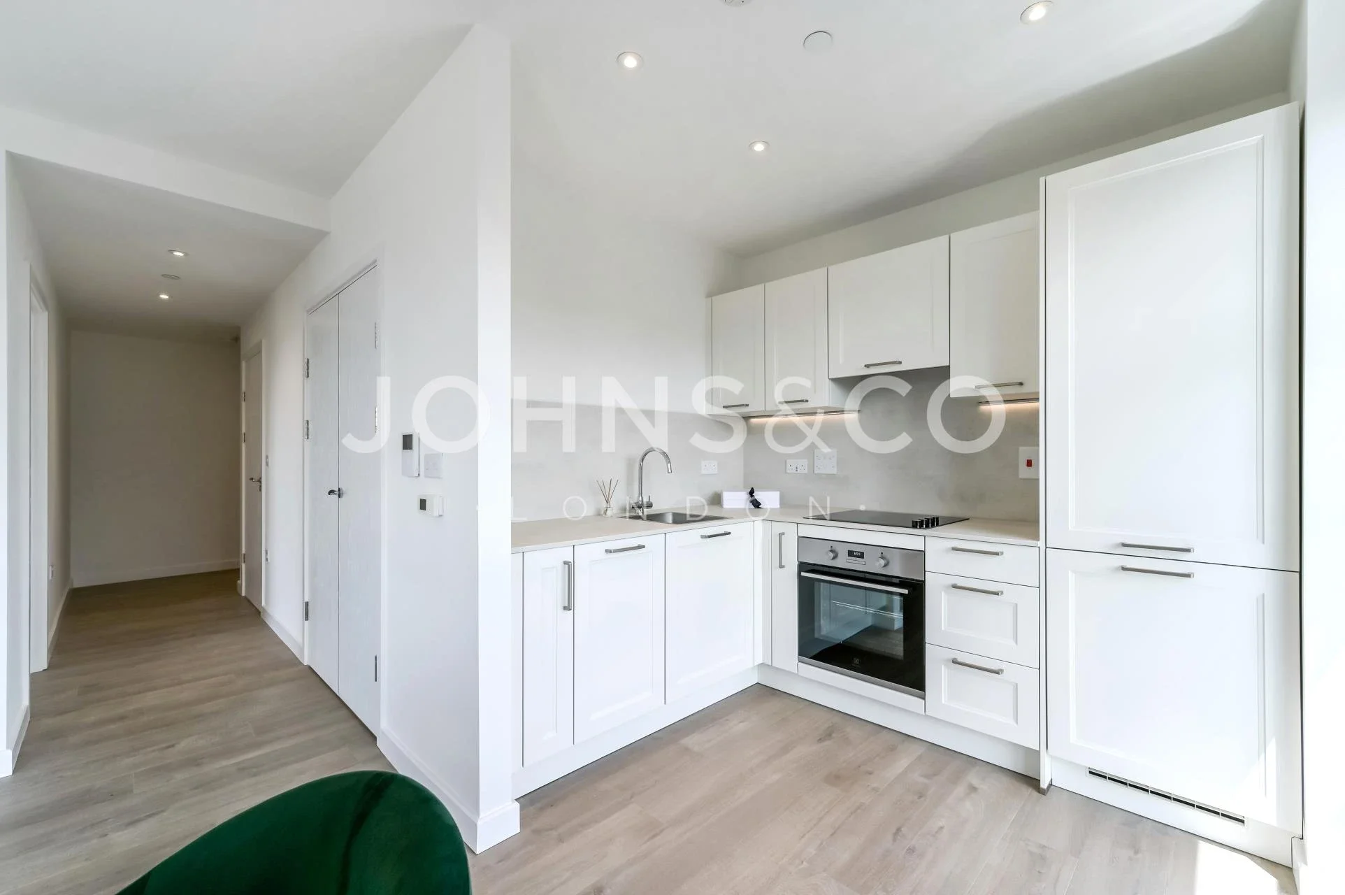 Flat Bushey Road in Greater London