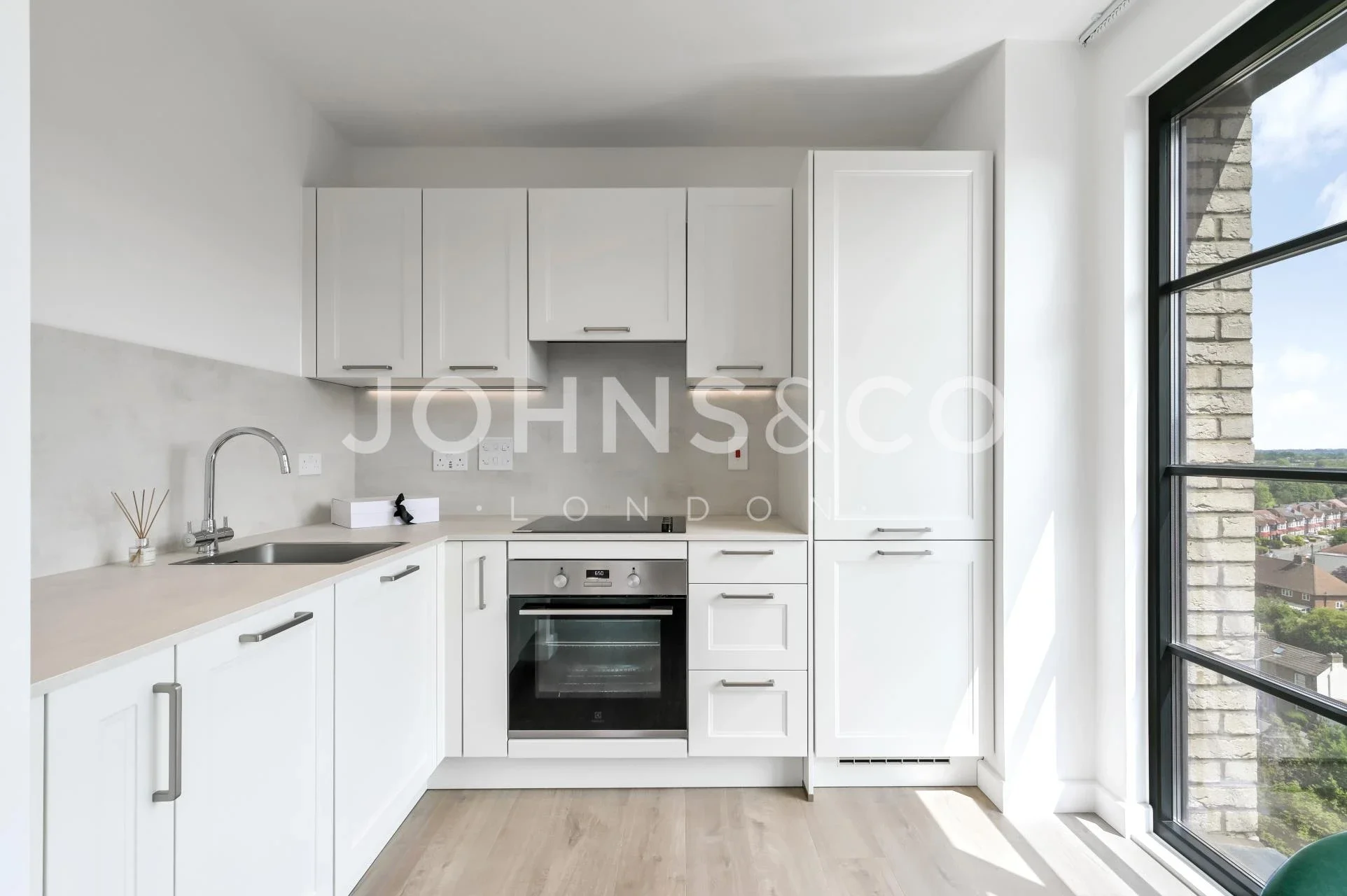 Flat Bushey Road in Greater London