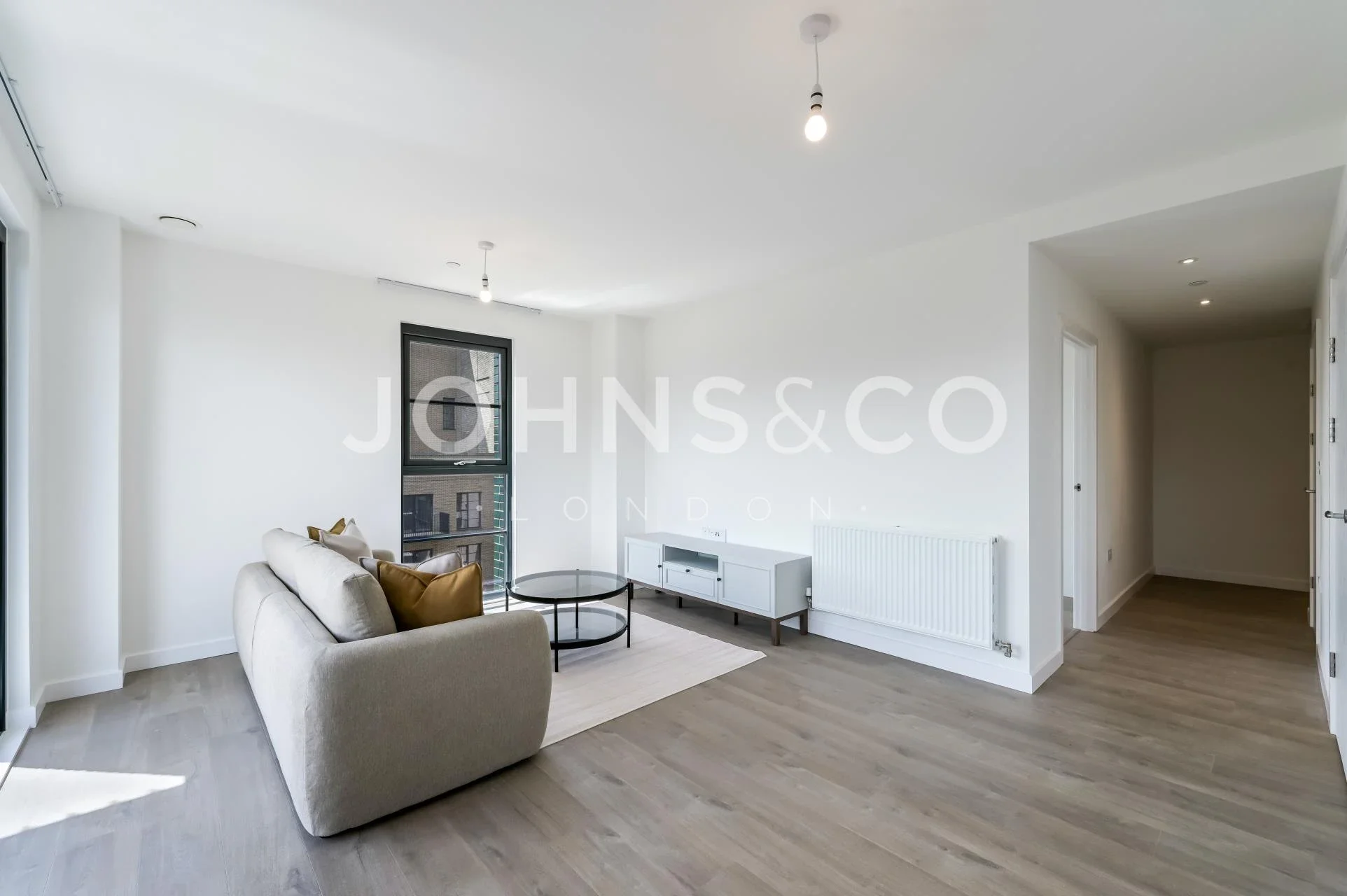 Flat Bushey Road in Greater London